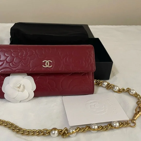 Chanel Lambskin Camellia Embossed wallet - Picture 3 of 16